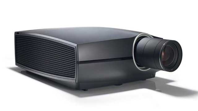 Le modèle 4K mono DLP Barco F80-Q7 fonctionne avec une source laser phosphore d’une puissance de 7 000 lumens. © Barco