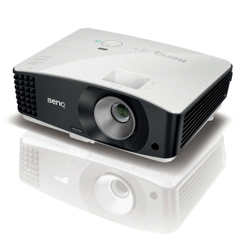 Le BenQ MU706 projette les images jusqu’à la résolution 1 920 x 1 200 pixels grâce à sa matrice DLP avec une puissance de 4 000 lumens. Il reçoit en option un système de transmission sans fil. © BenQ