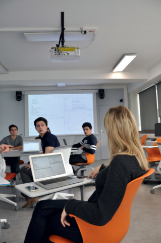 Pour diffuser des images de grande taille, le vidéoprojecteur reste plébiscité, en particulier dans le secteur de la formation comme au PMF Lab de l’Université Paris 1 Panthéon Sorbonne. © Service Communication Paris 1 Panthéon-Sorbonne.