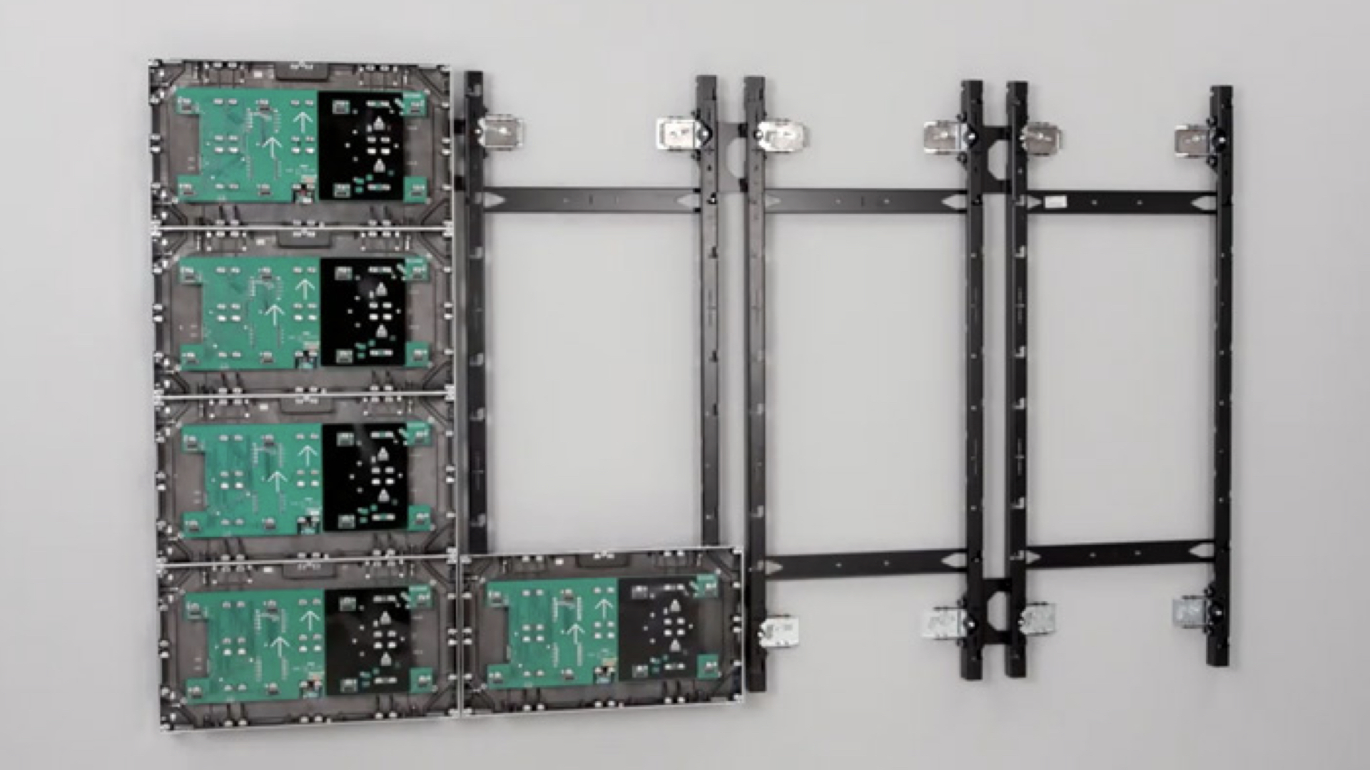 L’ingéniosité des supports Chief TiLED pour les murs LED © DR
