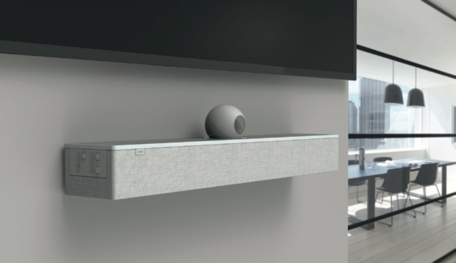La barre de son vidéo AMX Acendo Vibe associe une enceinte JBL, des microphones et une caméra grand-angle avec un champ de 110°. Elle se connecte à l’ordinateur via un port USB 2.0. © Harman AMX