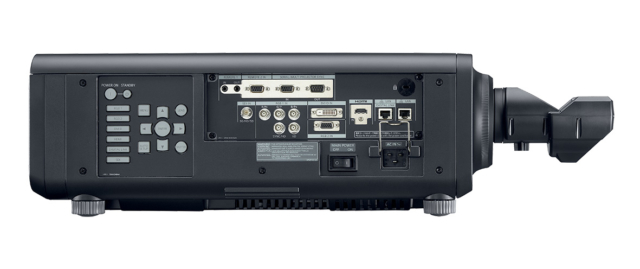 Une fois en place sur l’un des vidéoprojecteurs Panasonic compatibles, l’optique UST augmente très peu l’encombrement global. © DR