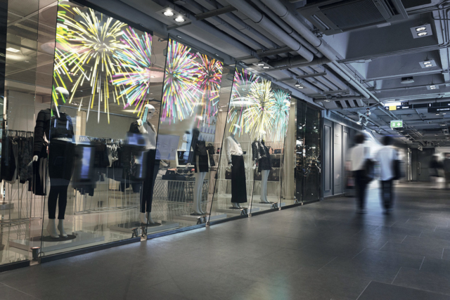 Epson propose deux vidéoprojecteurs UST tout-en-un dédiés à l’affichage dynamique dans le retail : le EB-750F blanc et le EB-755F noir. © DR