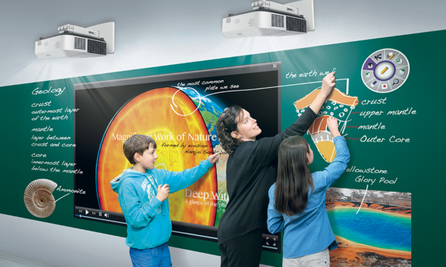Le nouveau BenQ LX890UST est dédié à l’éducation et au travail collaboratif avec son capteur de proximité qui transforme le mur en surface tactile. © DR