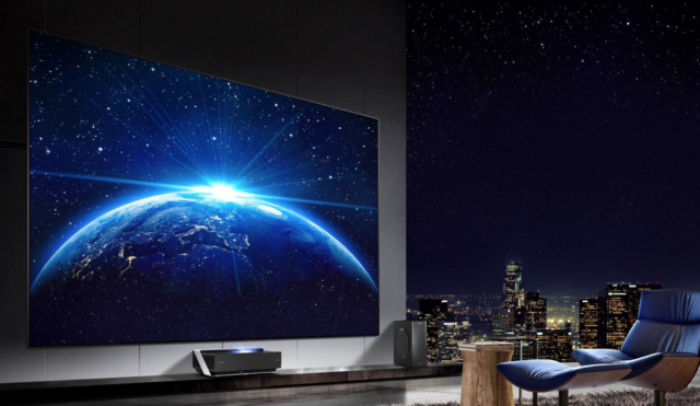 Hisense est l’un des pionniers de la démocratisation de la projection UST grand public. Le modèle TriChroma 100L9 est livré avec un écran technique dédié de 100” de diagonale. © DR