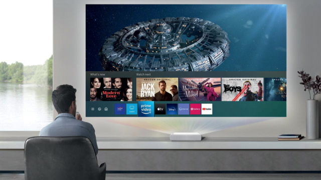 Les nouveaux vidéoprojecteurs UST Samsung The Premiere laser 4K sont équipés de la même interface Smart TV Tizen que les téléviseurs de la marque. © DR