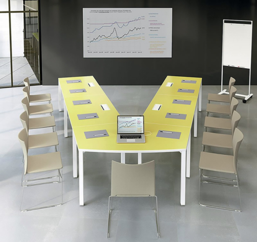Une table de réunion en forme de V offre un meilleur confort visuel aux participants © Exposia