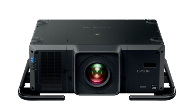 L’Epson L30000UNL est le vidéoprojecteur laser de forte puissance le plus petit du marché. Il peut être stacké et orienté en mode portrait. © DR