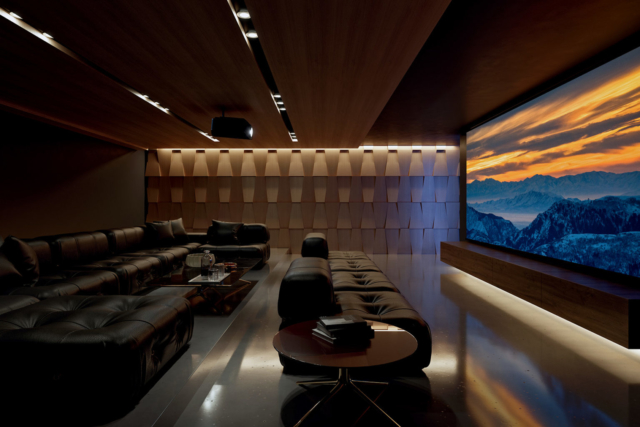 Sony renouvelle régulièrement ses vidéoprojecteurs SXRD 4K pour le home cinéma. Le nouveau VPL-VW890ES constitue la proposition intermédiaire en source laser. © DR