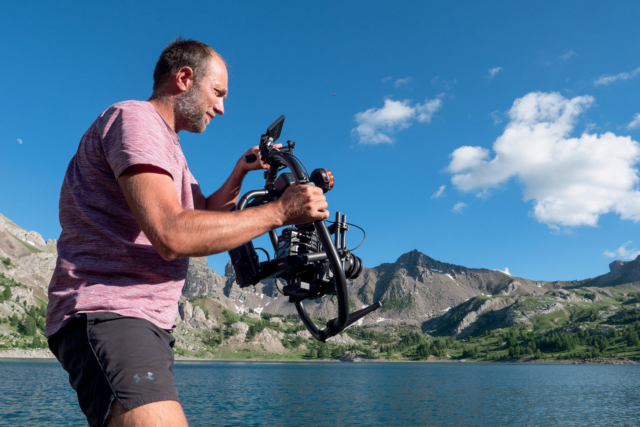 Les stabilisateurs, qui permettent des travellings faciles et fluides, enrichissent nettement les possibilités de prise de vue en mouvement. © Aurélie Gonin