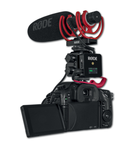 Configuration audio légère pour DSLR comprenant le mixeur passif Beachtek DXA-GO qui accueille ici un ensemble Røde comprenant le micro Videomic NTG et le petit récepteur Røde Wireless Go. © DR