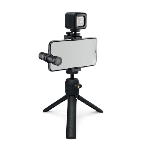 Le Røde Vlog kit iOS Edition : un pack comprenant le micro VideoMic Me-L avec son clip de fixation, la bonnette fourrure, le smartgrip, un tripode, une minette micro Led avec diffuseur et filtres de couleur. © DR