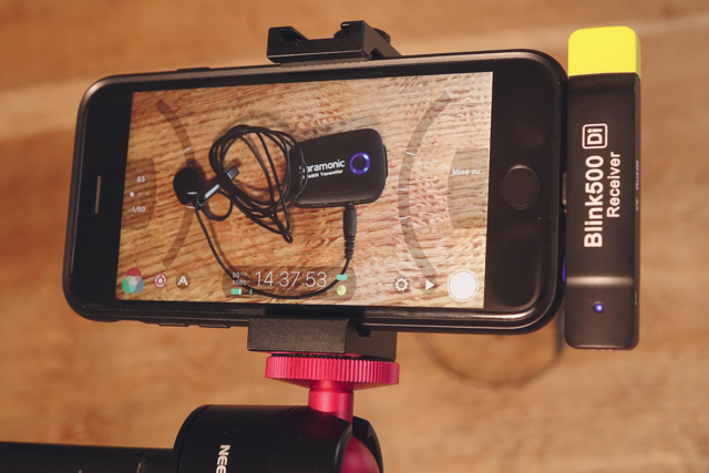 Le récepteur double Saramonic Blink 500 ici dans sa version Lightning : pas de sortie casque ni de niveau réglable mais une compacité bien adaptée au smartphone et un fonctionnement « plug and play ». © Benoît Stefani