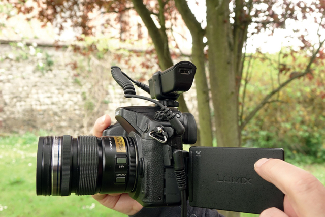 Récepteur Sennheiser XS Wireless Digital monté ici sur un Panasonic GH4 : une solution légère et mobile en situation d’interview. © Benoît Stefani