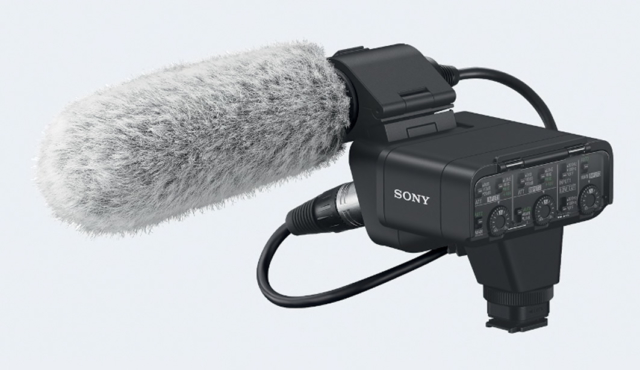 Le module audio Sony XLR K3M tire son alimentation du boîtier photo qui reçoit en échange les canaux audio via la griffe hot-shoe des appareils photos Sony compatibles. © DR
