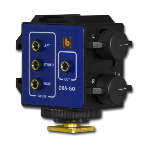 Le petit mixeur passif Beachtek DXA-GO : deux atténuateurs de niveau, deux entrées en mini-jack pour le micro et un récepteur, une sortie pour l’appareil photo ainsi que deux fixations format griffe flash. © DR