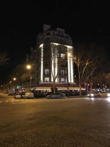 Grâce à la mise en lumière (ici le restaurant Le Murat à Paris), Timothé Toury connaît un boom d’activité en 2021. © Timothé Toury.