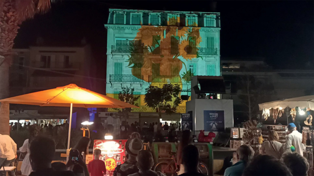 Après le confinement, le mapping a permis à certaines communes (ici, une projection de La Maison Production à Bandol) d’offrir des animations touristiques. Un modèle qui pourrait se reproduire en 2021 ? © La Maison Production.