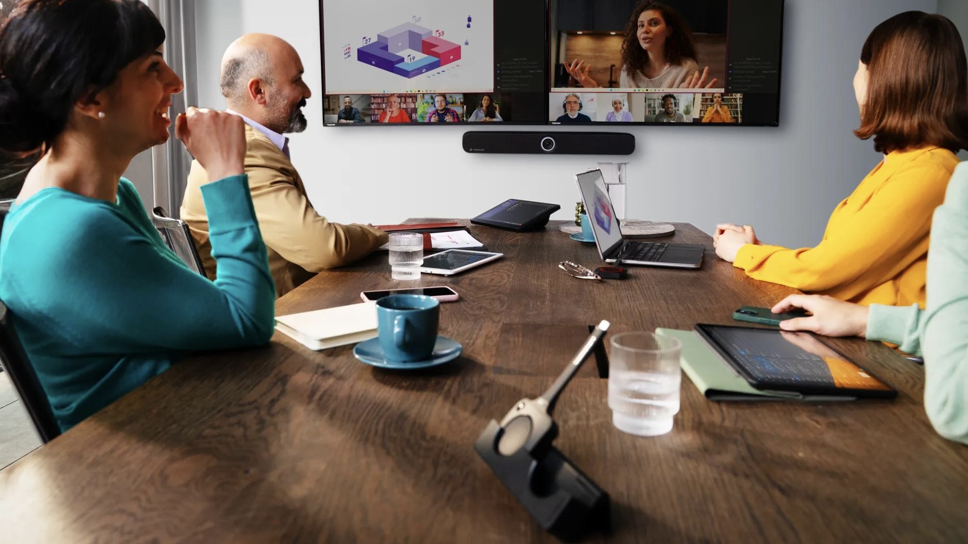 Les nouveaux ensembles ClickShare Hub, certifiés Microsoft Teams et développés avec Sennheiser