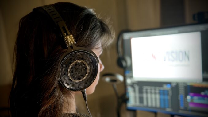 : L'Audio-Technica ATH-R70xa se distingue par sa structure en nid d'abeille et son poids plume de 199g.